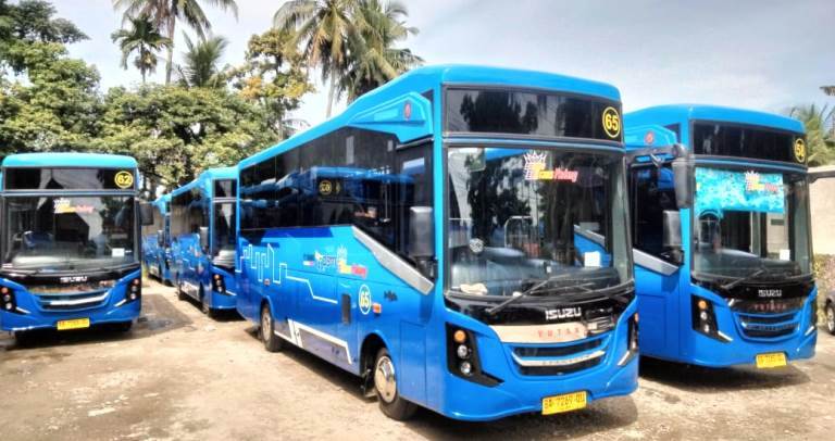 Tampak 10 bus Trans Padang terparkir di pool Trans Padang Koridor 3 yang melayani rute Pusat Kota Padang menuju Pusat Pemerintahan Aia Pacah. (Foto Endang Pribadi)