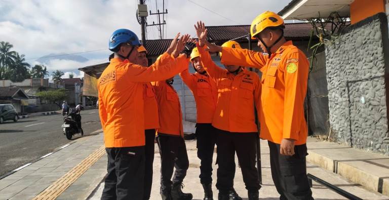 Personel Tim Rescue Unit Siaga Pencarian dan Pertolongan Solok Selatan sesaat sebelum berangkat melakukan pencarian pendaki di Gunung Talang, Kabupaten Solok, Sumatera Barat, Jumat (3/1/2025).