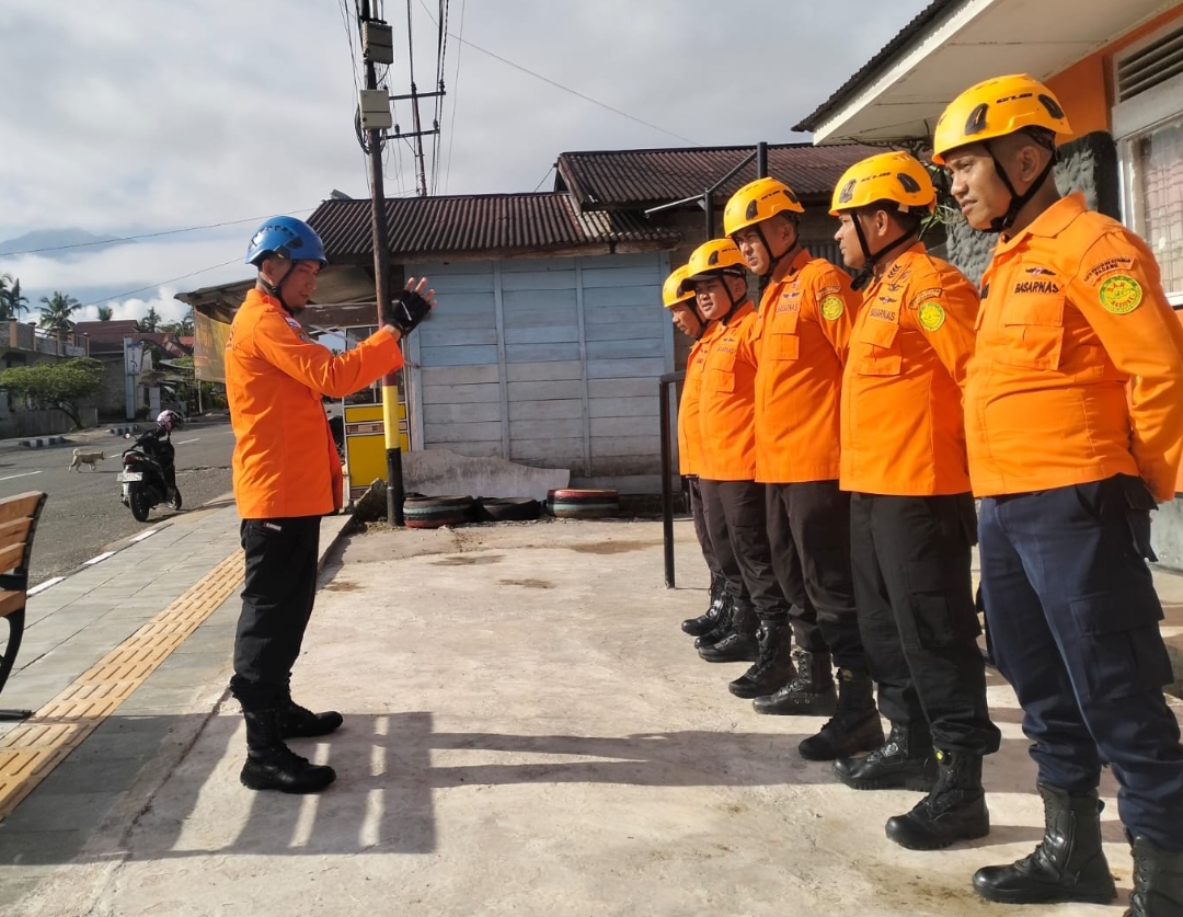 Enam personel dari Unit Siaga SAR Solok Selatan diberangkatkan ke Gunung Talang untuk  operasi evakuasi. (Foto: SAR Padang)