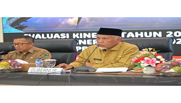 SAMPAIKAN TARGET: Gubernur Sumbar Mahyeldi dan Pj Sekprov Yozarwardi Usama Putra saat rapat evaluasi beberapa waktu lalu di Auditorium Gubernuran.