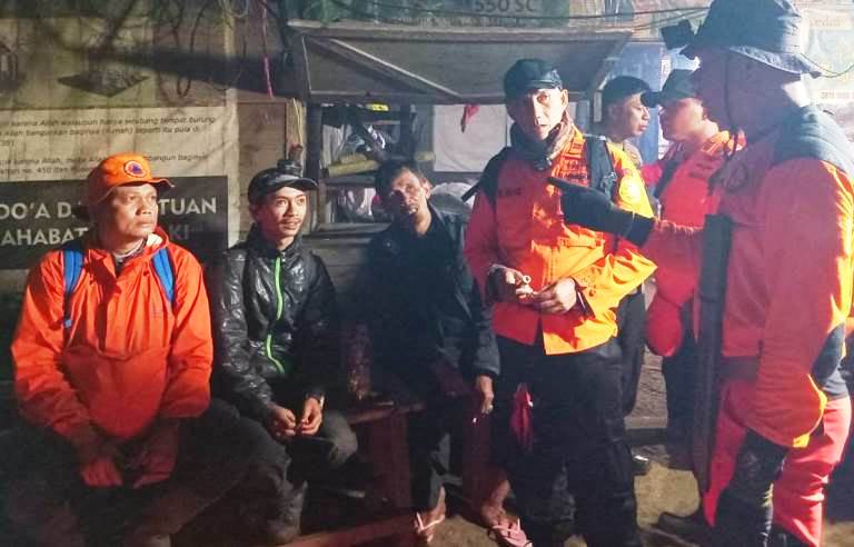 Sosok Khairul Hafizh (dua kiri) pendaki asal Banuhampu yang tersesat di Gunung Talang, Kabupaten Solok. (Foto: Kantor SAR Kelas A Padang)