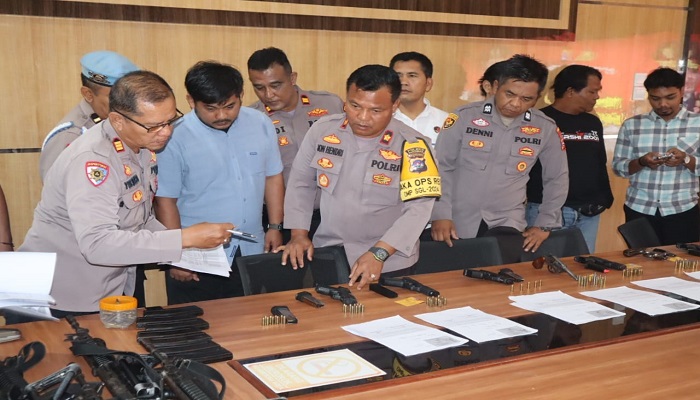 CEK KONDISI: Wakapolres Pariaman, Kompol Jon Hendri saat memeriksa kondisi senjata api personel Polres Pariaman.(POLRES PARIAMAN)