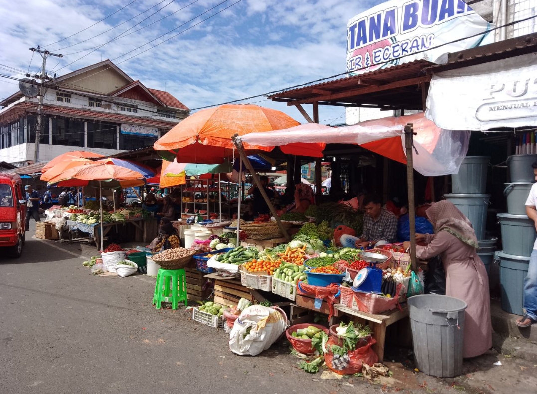 LESU: Suasana di Pasar Bawah Bukittinggi, Jumat (3/1).  (Foto: Rian Afdol)