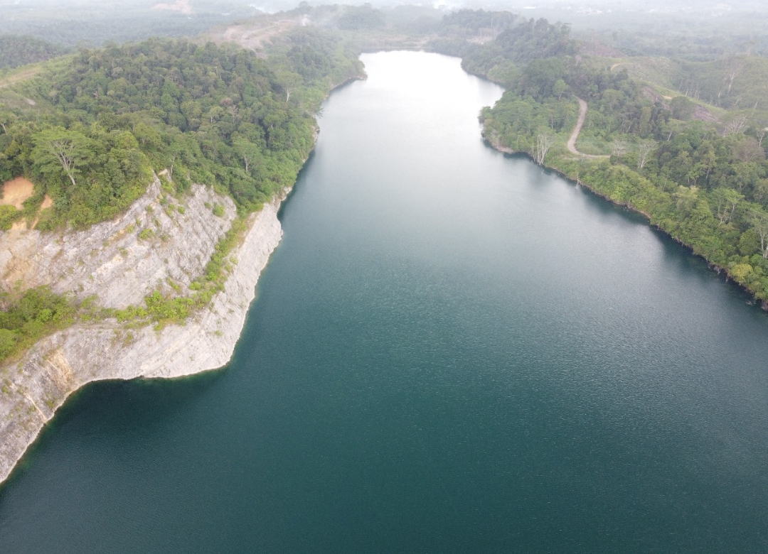 situs geologi yang menjadi bagian dari Geopark Ranah Minang Silokek, di Kabupaten Sijunjung, adalah Geosite Hipostratotipe Formasi Telisa Danau Biru Kunangan. (Foto: Ridwan)