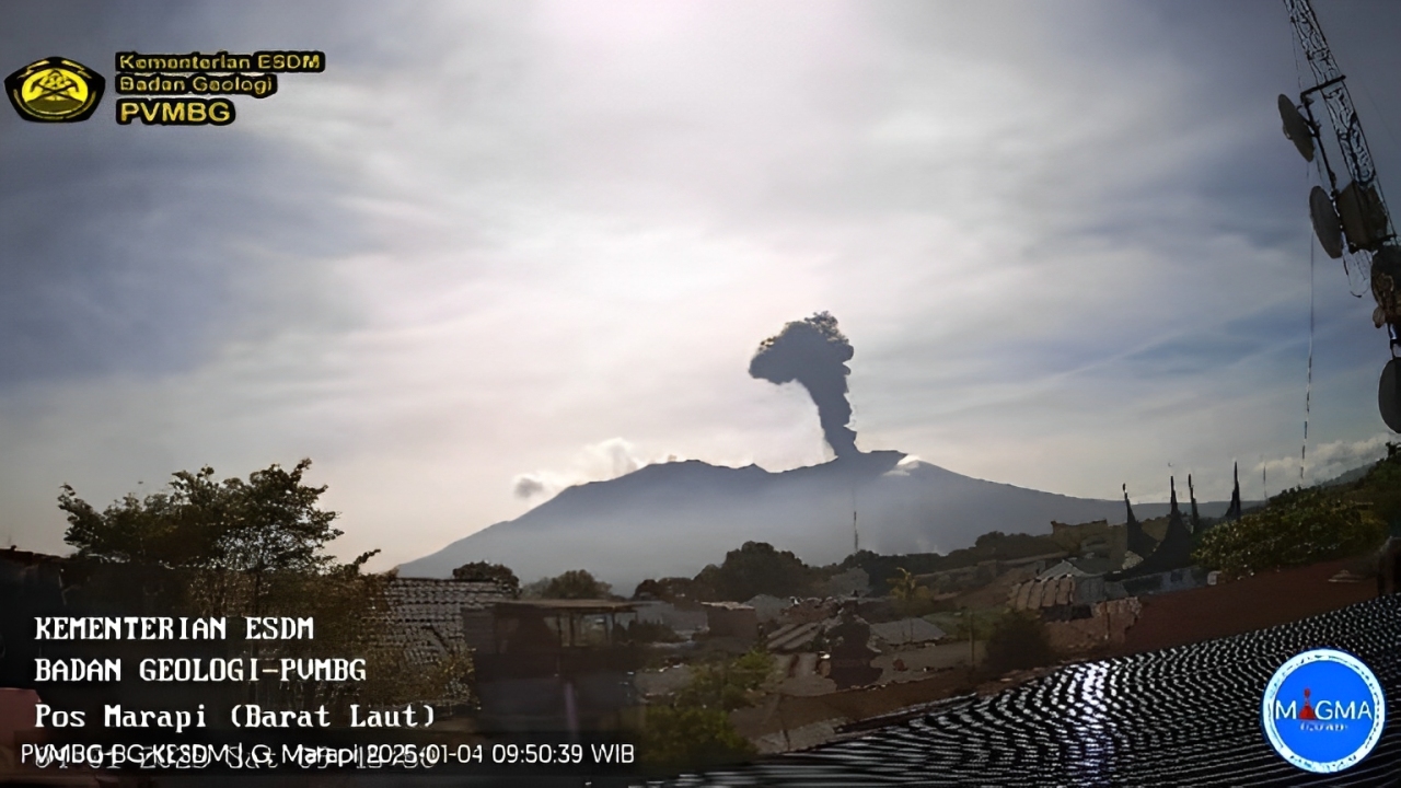 Gunung Marapi di Sumatera Barat kembali menunjukkan aktivitas vulkanik dengan terjadinya erupsi pada Sabtu (04/1/2025) pukul 09:43 WIB.