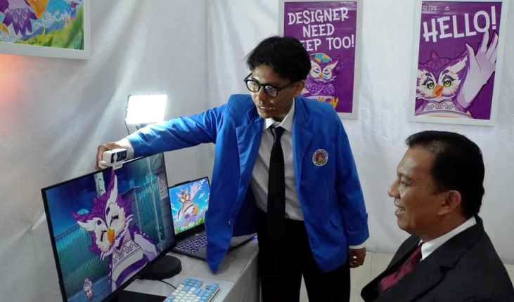 Salah satu kreativitas mahasiswa DKV ISI Padangpanjang membuat kagum Pj Wali Kota Padangpanjang, Sonny Budaya Putra.
