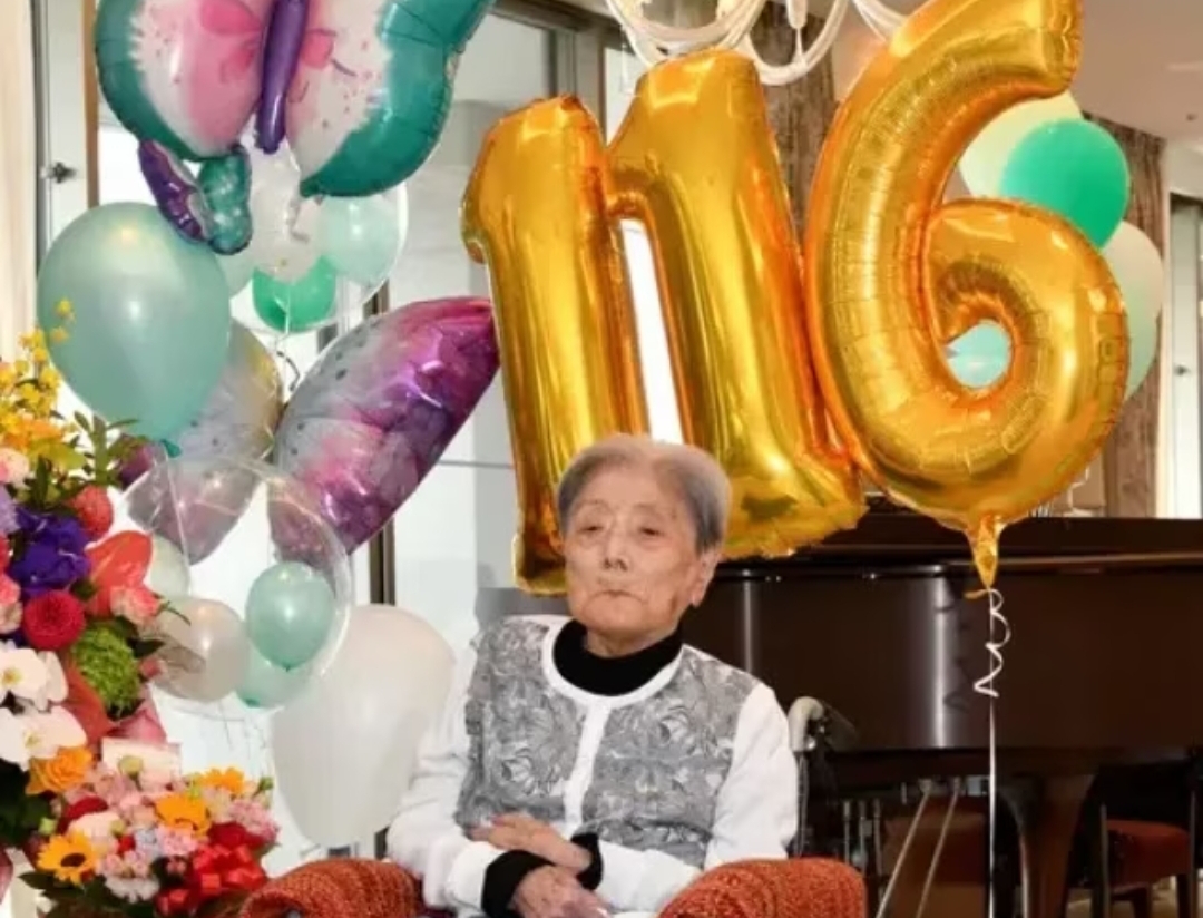 Saat perayaan ulang tahun ke-116, Tomiko Itooka menerima bunga, kue, dan kartu ucapan dari wali kota. (Foto: X / Gerontology Research Group)