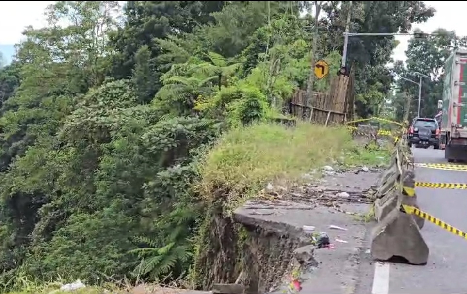 Bahu jalan nasional jalur Padang-Bukittinggi, tepatnya di dekat kawasan Malibo Anai, Kabupaten Padangpariaman, mengalami longsor. (Foto: Mhd Nazir Fahmi/ Padek)