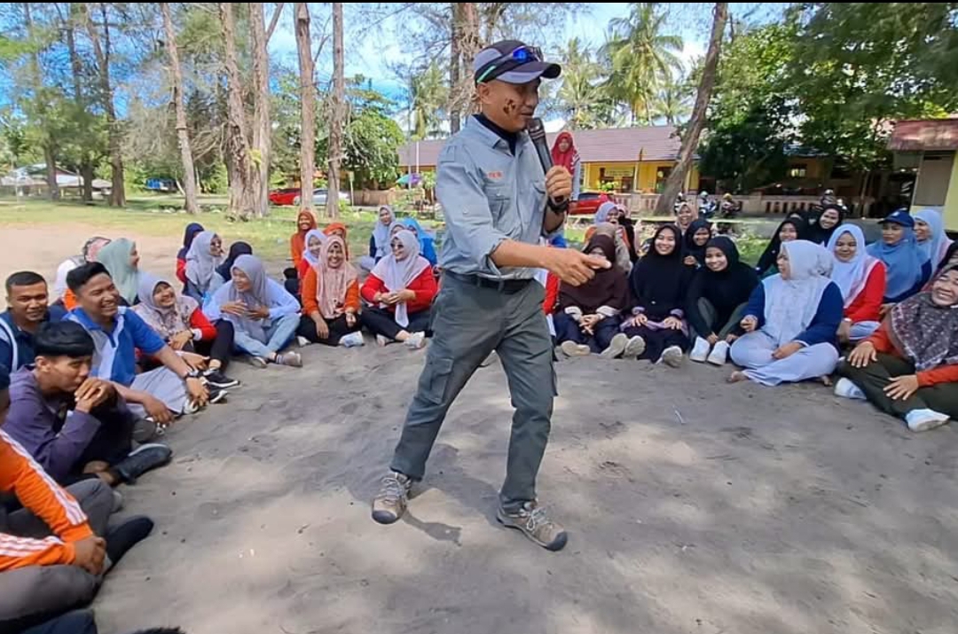Kelompok Kerja Guru (KKG) Gugus I Pariaman Tengah Kota Pariaman menggelar kegiatan outbond di Pantai Cermin untuk meningkatkan kompetensi guru dan tenaga kependidikan. (Foto: Kominfo)