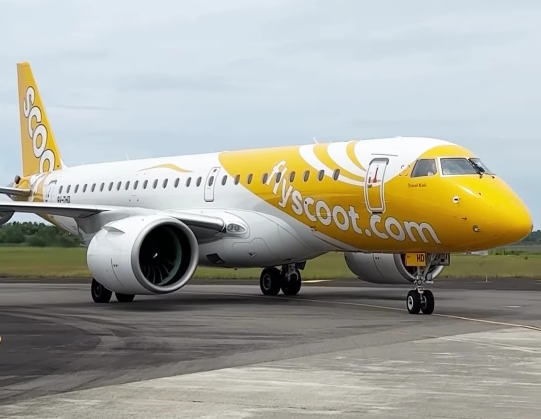 Pesawat Scoot Airlines mendarat di BIM, Senin (6/1/2025). (Foto: Screenshot Video InJourney BIM)