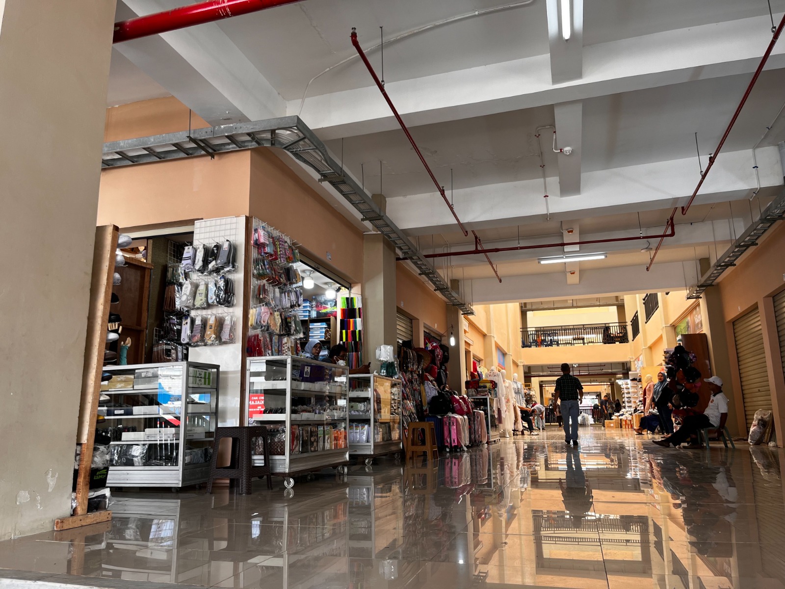 Kondisi terkini di salah satu lorong di Pasar Raya Fase VII yang terlihat bersih dan rapi, kemarin.