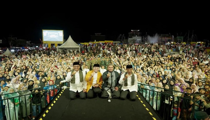 UKHUWAH ISLAMIYAH: Pemkab Solsel sukses menyelenggarakan tabligh akbar yang penuh khidmat dan semarak dalam rangka memperingati HUT ke-21 Solsel, di RTH Padangaro, Minggu (5/1) malam.(PEMKAB SOLSEL)
