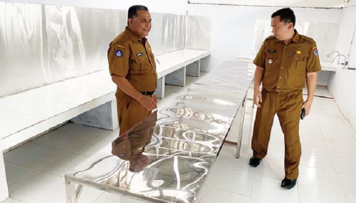 TUNGGU PUSAT: Kepala Dinas Pendidikan Kota Payakumbuh Dasril melihat persiapan salah satu dapur Makan Bergizi Gratis di Kota Payakumbuh, baru-baru ini.(SY RIDWAN/PADEK)