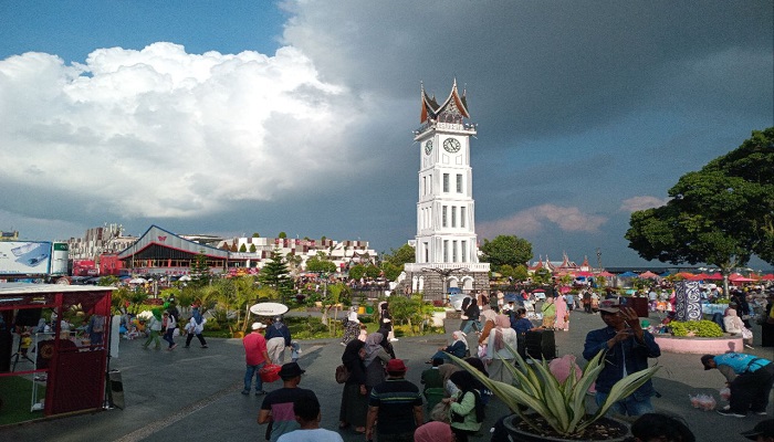 PRIMADONA: Meski puncak perayaan Tahun Baru 2025 telah usai, namun kawasan Jam Gadang Bukittinggi masih ramai dikunjungi wisatawan, Minggu (5/1).(RIAN AFDOL/PADANG EKSPRES)