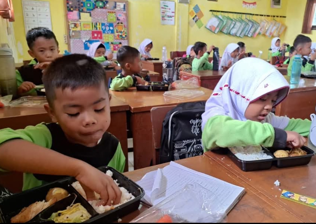 Siswa dan siswi di Kota Pariaman mulai menikmati program Makan Bergizi Gratis (MBG) sejak Senin (6/1/2025). (Foto: Kominfo)
