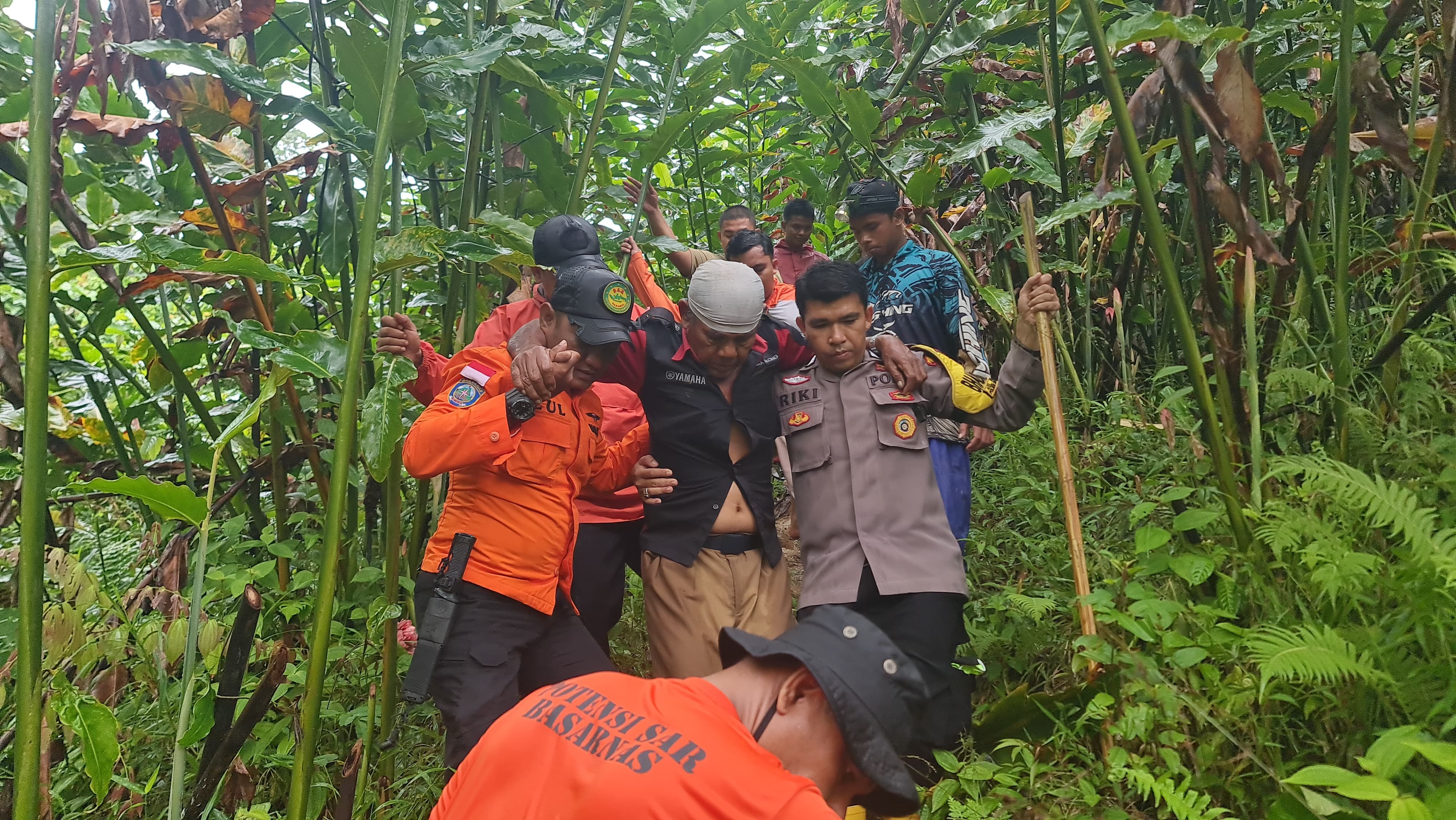 Tim SAR gabungan saat evakuasi warga yang dilaporkan hilang saat mencari durian di kawasan Hutan Bukit Lampu, Kecamatan Bungus Teluk Kabung, Kota Padang, Sumatera Barat.