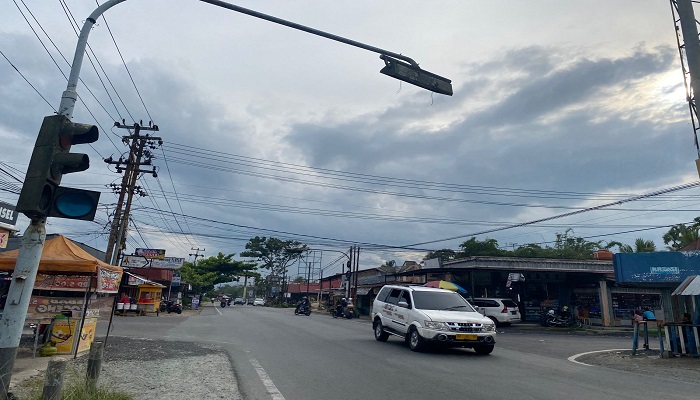 PERLU DIBENAHI: Lampu lalu lintas tampak tidak berfungsi di Jalan Nasional Sumbar-Riau, tepatnya di persimpangan jalan.(TIM LAMAN GURU)