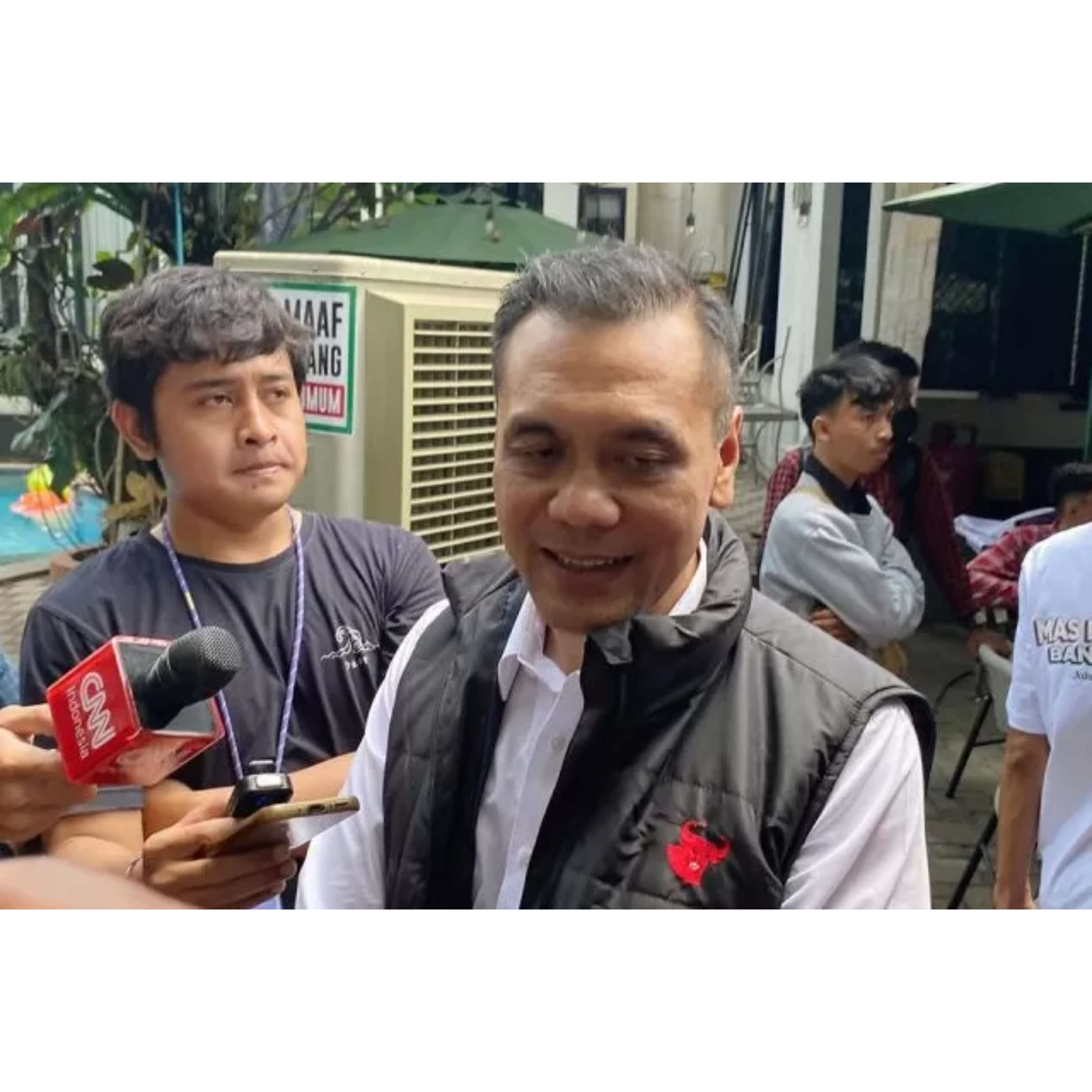 DIWAWANCARAI: Jubir PDIP Chico Hakim menanggapi terkait penggeledahan rumah Hasto oleh KPK, kemarin.(JAWA POS)