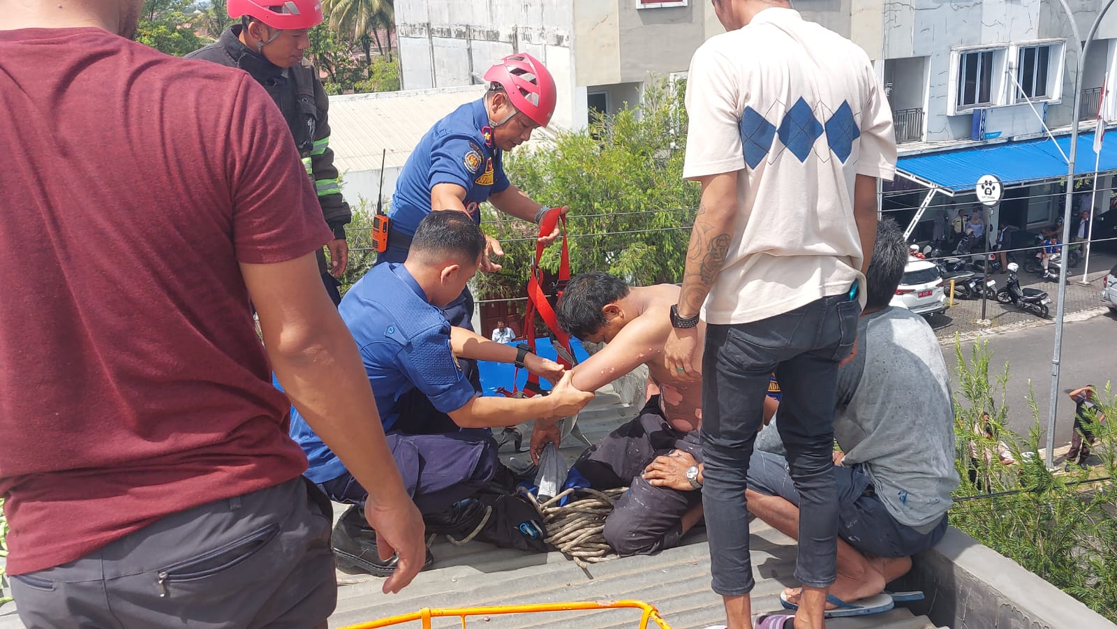 Tim penyelamat Dinas Damkar Kota Padang merujuk korban ke Rumah Sakit SPH untuk mendapatkan penanganan lebih lanjut.