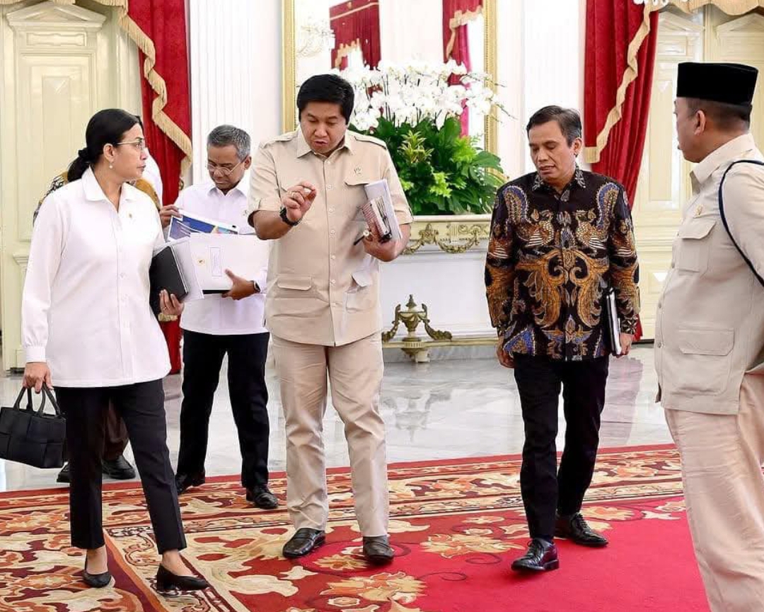 Menteri Keuangan Sri Mulyani berbincang dengan Menteri PKP Maruarar Sirait usai rapat terbatas program 3 juta rumah dengan Presiden Prabowo Subianto. (Foto: FB/ Sri Mulyani)