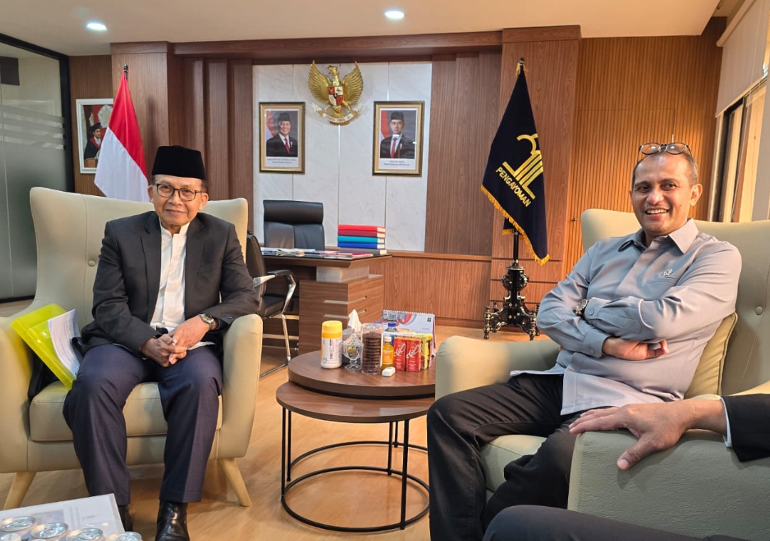 Ketua Umum PP IPHI Mayjen TNI Purn Ahmad Yani (kiri) dan Wakil Menteri Hukum Prof. Omar Syarief Hiareij. (Foto: IST)