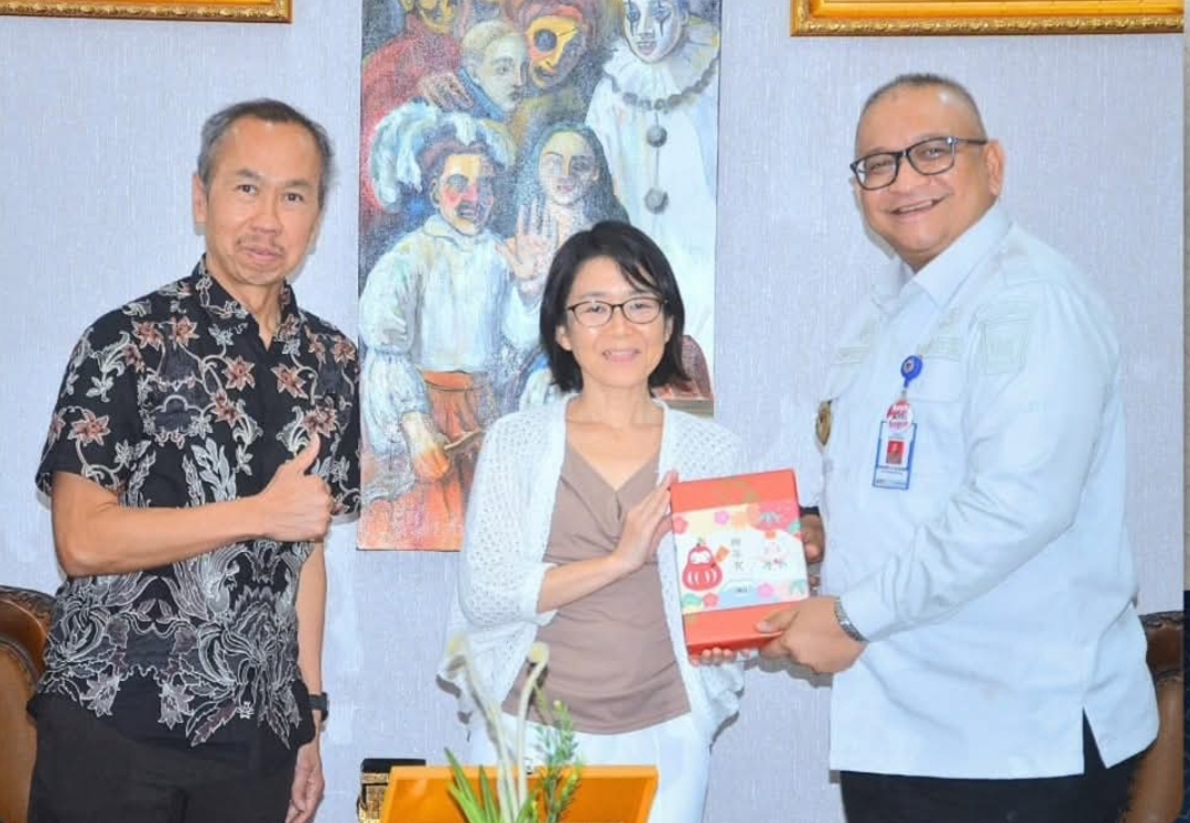 Penjabat Wali Kota Padang, Andree Algamar, menerima kunjungan perwakilan Institute for Global Environmental Strategies (IGES) Jepang, Mrs. Miho Hayashi. (Foto: Prokopim)