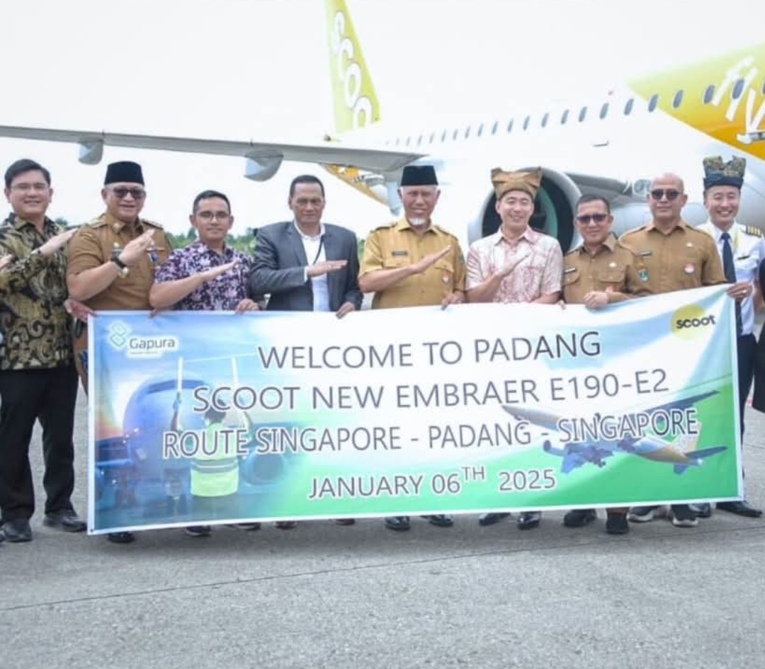 PJ Wali Kota Padang Andree Algamar bersama Gubernur Sumbar Mahyeldi hadiri peresmian penerbangan Padang-Singapura melalui BIM, Senin (6/1/2025). (Foto: Prokopim)
