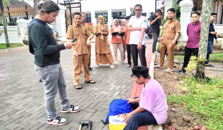 Pengemis bernama Sahendri ini ternyata pura-pura lumpuh dan ia mencuri laptop di masjid kampus UNP.