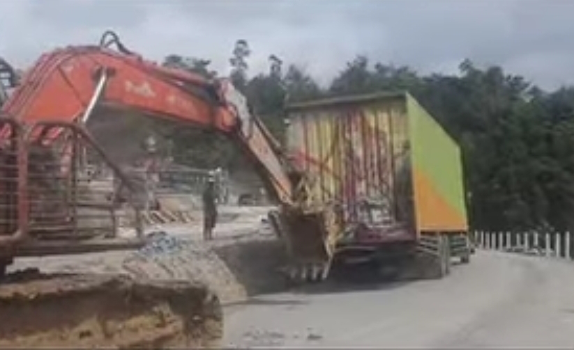 Situasi perbaikan di kilometer 106-107 Tanjung Alai, Koto Kampar, Riau. (Foto: Satlantas Polres Kampar)