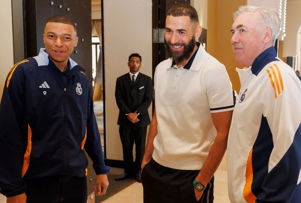 Karim Benzema (tengah) mengunjungi hotel tempat tim Real Madrid menginap di Jeddah pada Kamis (9/1/2025) waktu setempat. (Foto: realmadrid.com)
