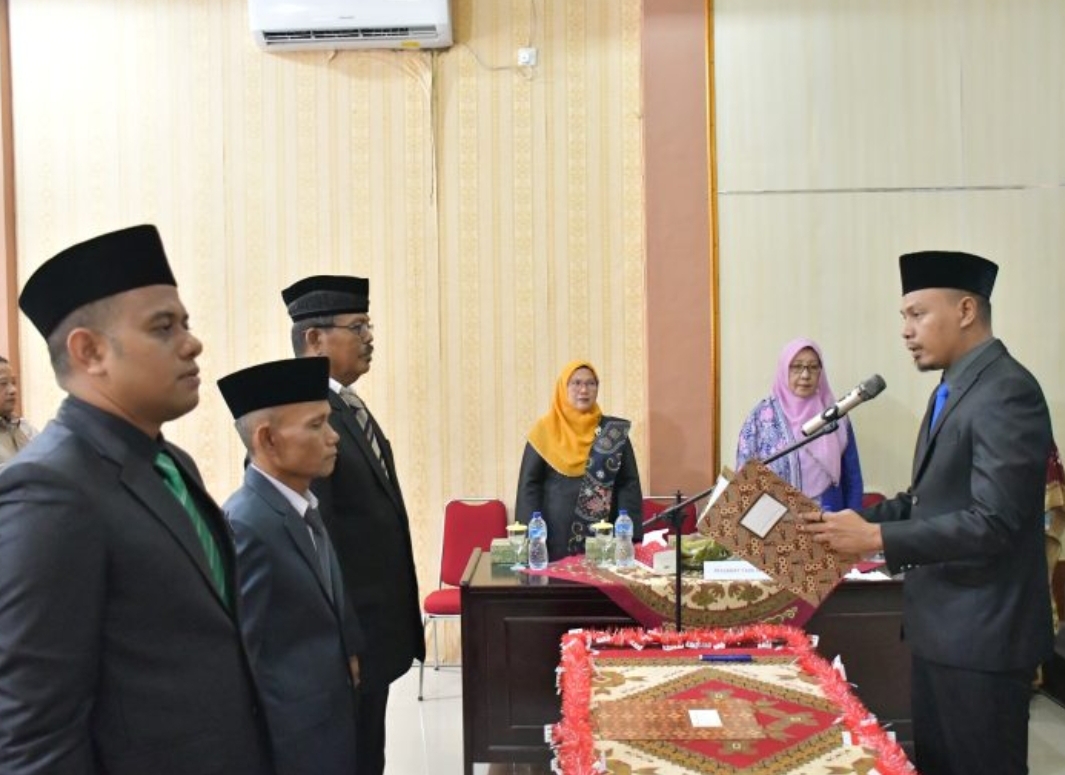 Bupati Agam diwakili Camat Lubuk Basung, Ricky Eka Putra, melantik 3 Penjabat Wali Nagari Persiapan di Aula Kantor Camat Lubuk Basung Kamis, (9/1/2025) (Foto: Kominfo)