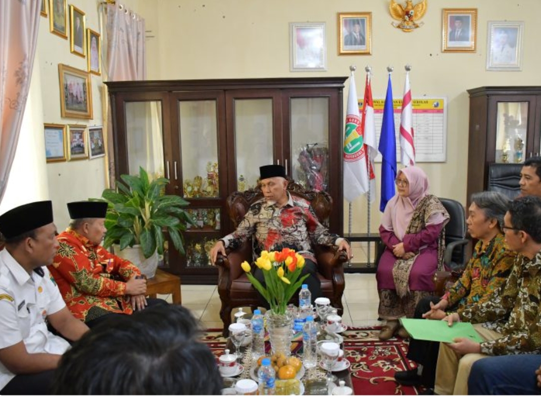 Bupati Agam, Andri Warman bersama perwakilan Perhimpunan Keluarga Agam-Bukittinggi (PERKAB) Sumatera Selatan, silaturahmi dengan Gubernur Sumbar Mahyeldi, di SMAN 1 Sumatera Barat. (Foto: Kominfo)