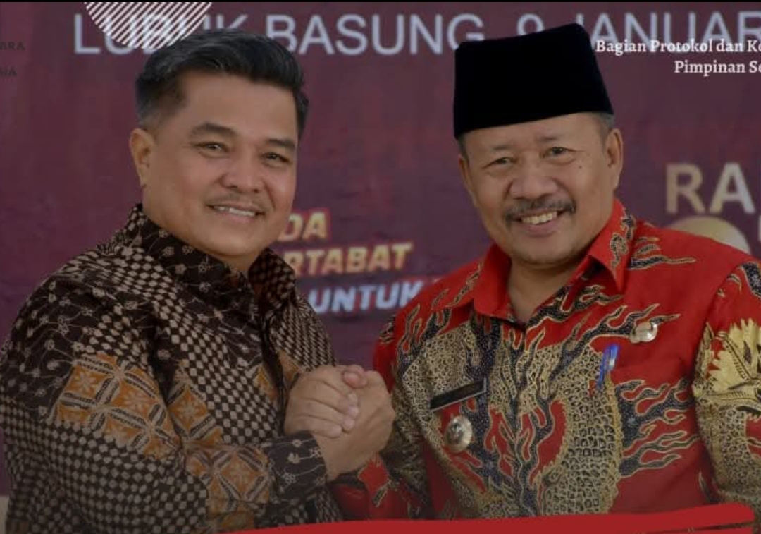 Bupati Agam saat ini, Andri Warman (kanan) bersama Bupati Agam terpilih Benni Warlis. (Foto: Kominfo)