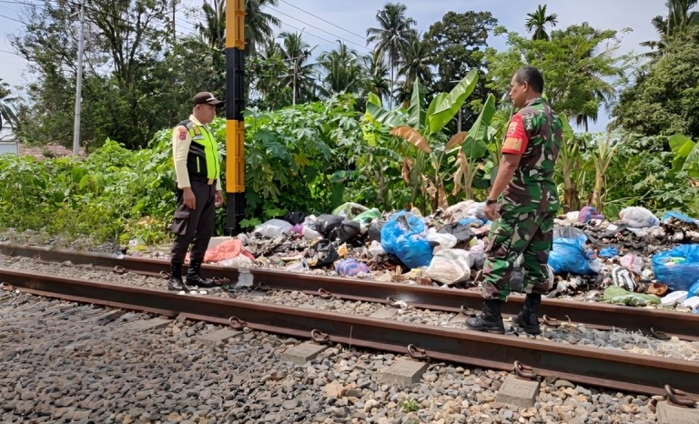 Terkait temuan sampah di KM 41 pada Rabu siang (8/1/2025), KAI Divre II Sumbar minta masyarakat tidak lagi membuang atau membakar sampah di sekitar jalur KA.