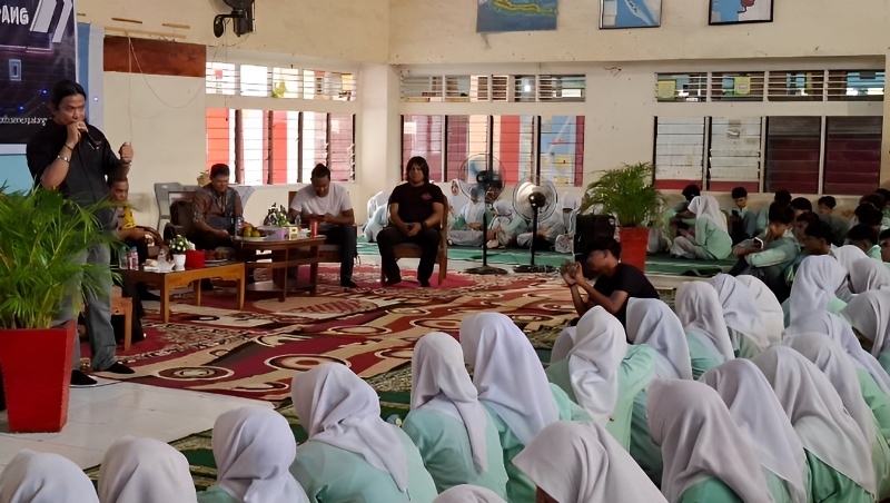 Dantim Buser Tim Klewang Polresta Padang, Aiptu David Rico Dermawan saat tampil di hadapan siswa-siswi SMA Semen Padang.