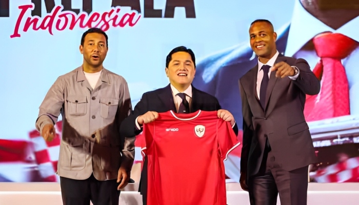 Ketum PSSI Erick Thohir perkenalkan pelatih baru Timnas Indonesia Patrick Kluivert dan asisten pelatih Denny Landzaat. (Foto: Salman Toyibi)