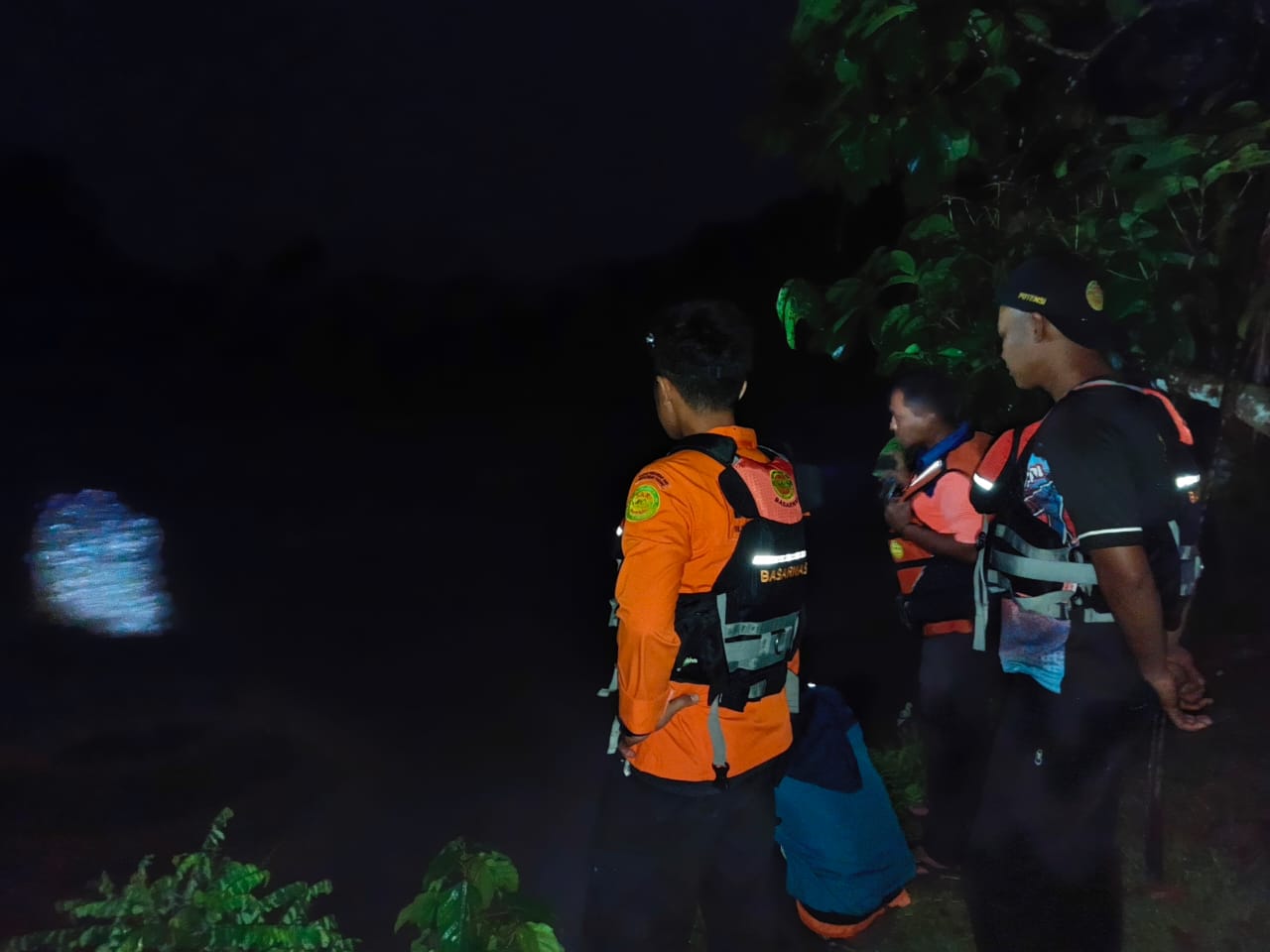 Tim SAR melakukan pencarian terkait hilangnya dua orang petani yang terseret arus Sungai Batang Kambang Pesisir Selatan, Sumatera Barat, Senin (13/1/2025).