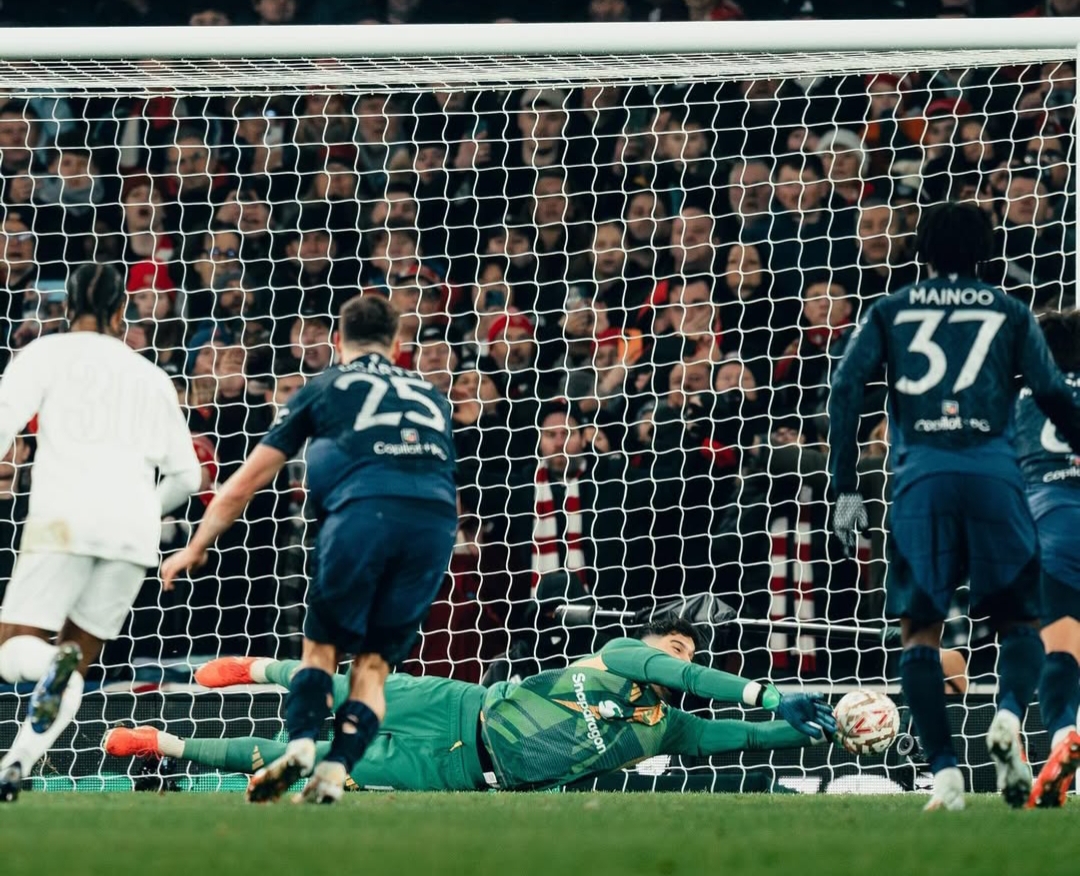 Eksekusi penalti Martin Odegaard berhasil digagalkan Altay Bayindir, yang tampil gemilang sepanjang pertandingan. (Foto: Instagram/ @manutd)