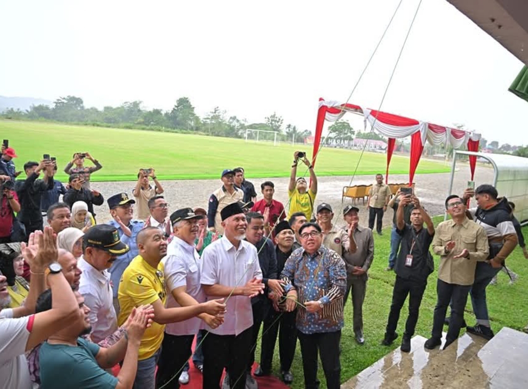 Gubernur Sumatera Barat, Mahyeldi Ansharullah, meresmikan Stadion H. Marah Adin di Kota Solok pada Minggu (12/1/2025).(Foto: Adpim)