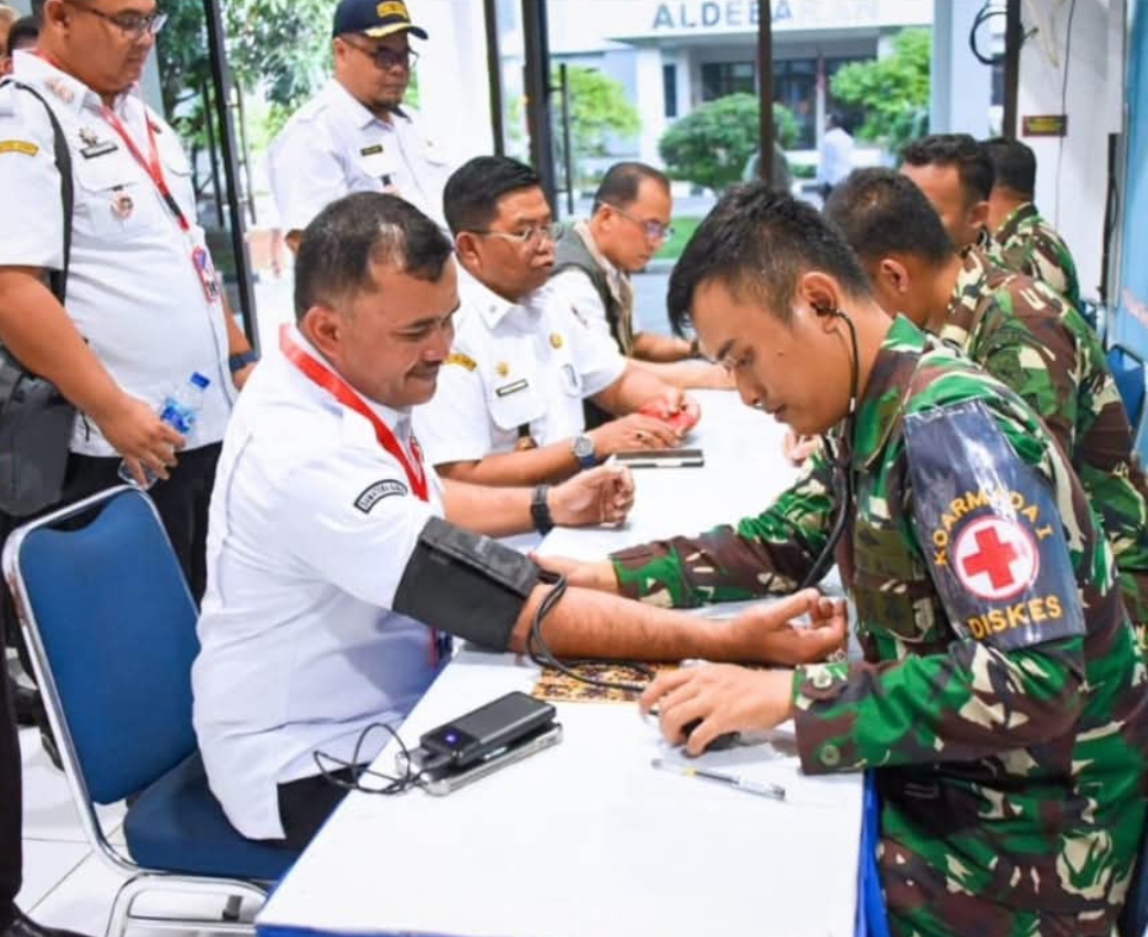 Pj Sekda Yosefriawan dan rombongan kepala OPD tes kesehatan di Kolat Koarmada I pada Rabu (8/1/2025). (Foto: Prokopim)