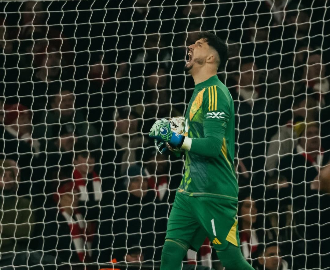 Selebrasi Altay Bayindir usai menggagalkan penalti Martin Odegaard dalam laga Manchester United melawan Arsenal di Piala FA. (Foto: Instagram/ @manchesterunited)