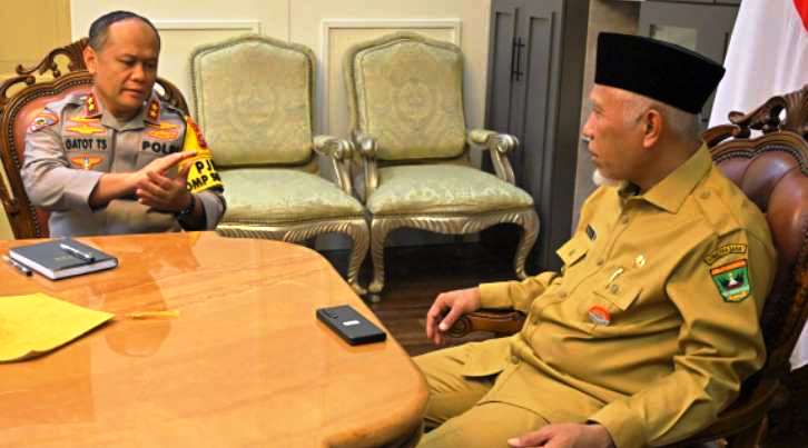 Kapolda Sumbar Irjen Pol Gatot Tri Suryanta menyampaikan arahan penting yang diamanahkan oleh Kapolri kepada Gubernur Sumbar, Mahyeldi, di Istana Gubernuran pada Senin (13/01/2025).