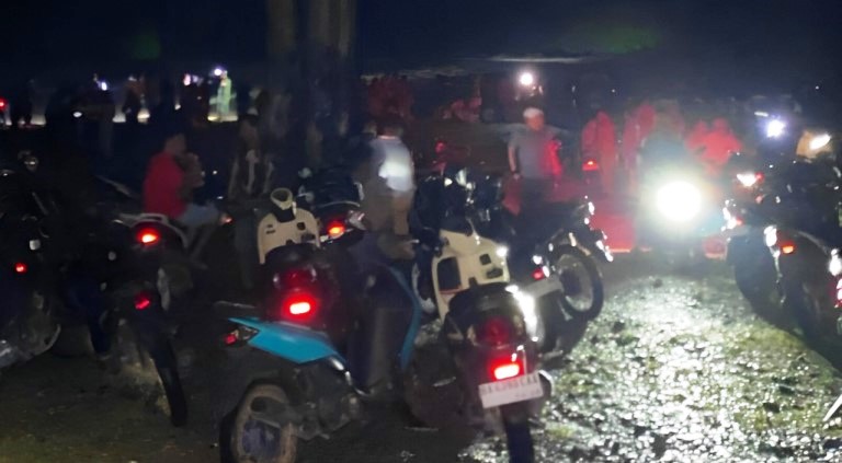 Warga Jorong Sialang Atas buncah ke tepi sungai Batang Kapur saat mendengar warganya terseret arus sungai. (Foto: M Syafi&rsquo;i)