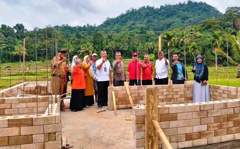 Rumah buruh harian lepas Retno Wardi yang tinggal bersama istrinya Yuliani dan 7 anaknya ini, dibangun oleh PT Semen Padang dengan bata Sepablock.