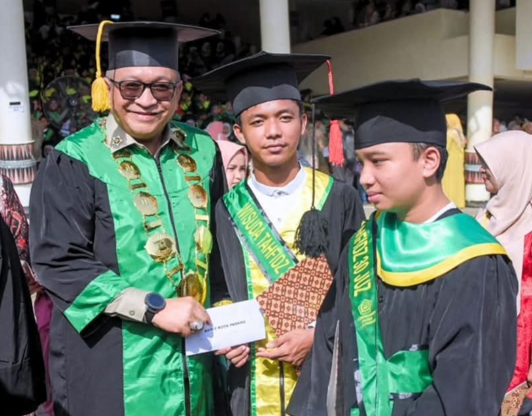 Penjabat Wali Kota Padang Andree Algamar menghadiri Wisuda Tahfidz Akbar yang diselenggarakan oleh Kemenag Padang di RTH Imam Bonjol, Selasa (14/1/2025). (Foto: Prokopim)