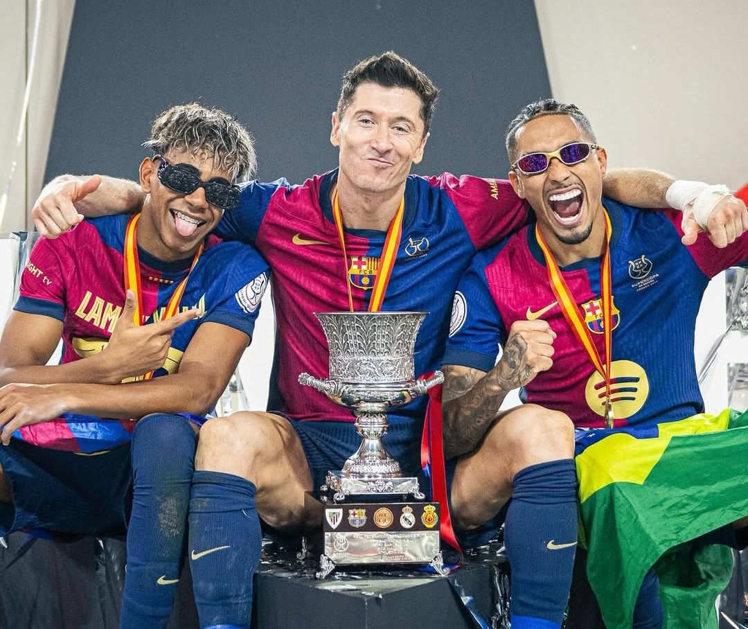 Barcelona akan memamerkan trofi Piala Super Spanyol kepada para penggemar di Estadi Ol&iacute;mpic sebelum laga melawan Real Betis. (Foto: Instagram/ @fcbarcelona)