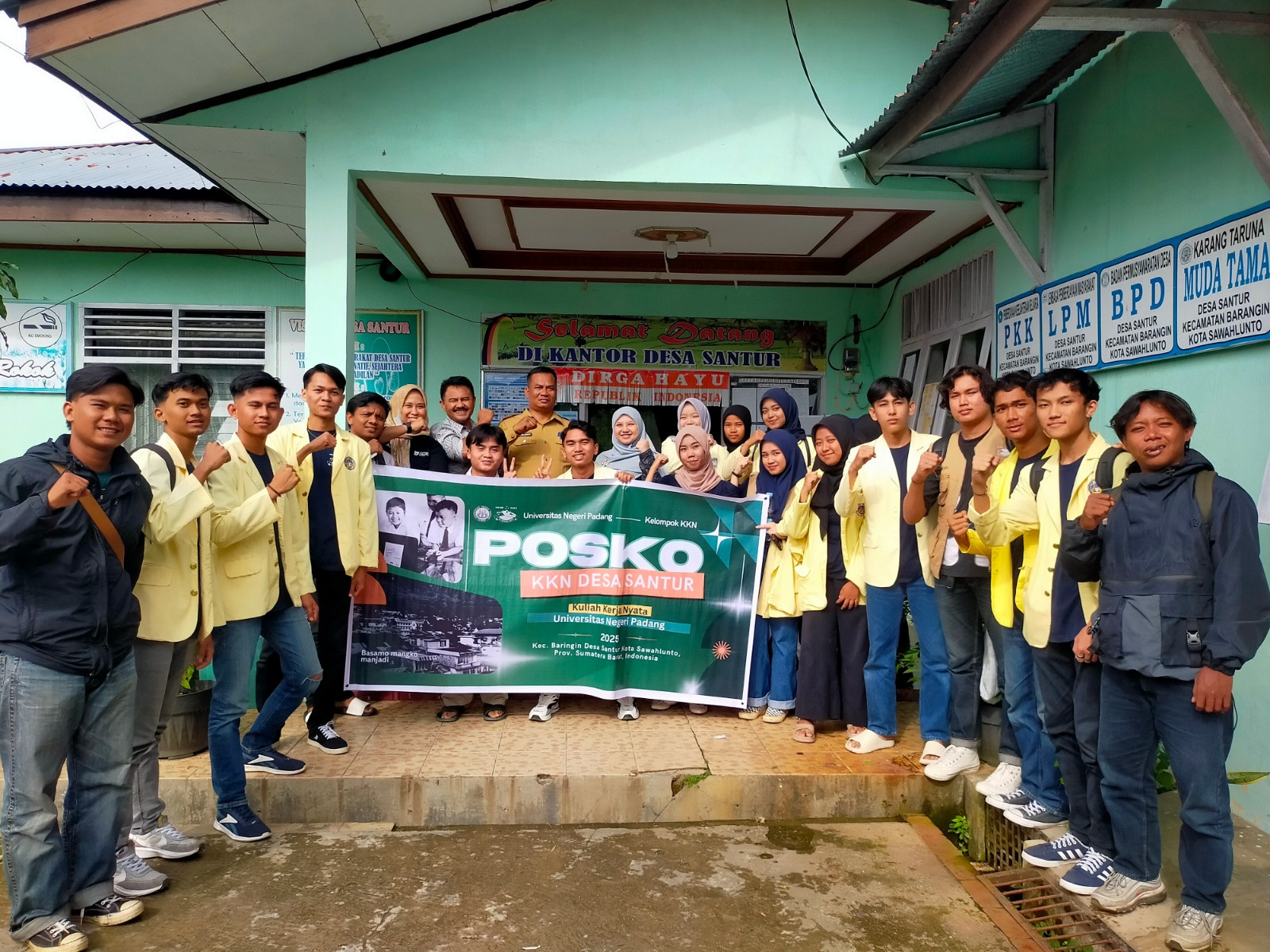 Serah terima mahasiswa Kuliah Kerja Nyata (KKN) Universitas Negeri Padang (UNP) tahun 2025 berlangsung sukses pada Selasa (14/1/2025) di Desa Santur. Acara ini dilaksanakan di Aula Kantor Desa Santur.