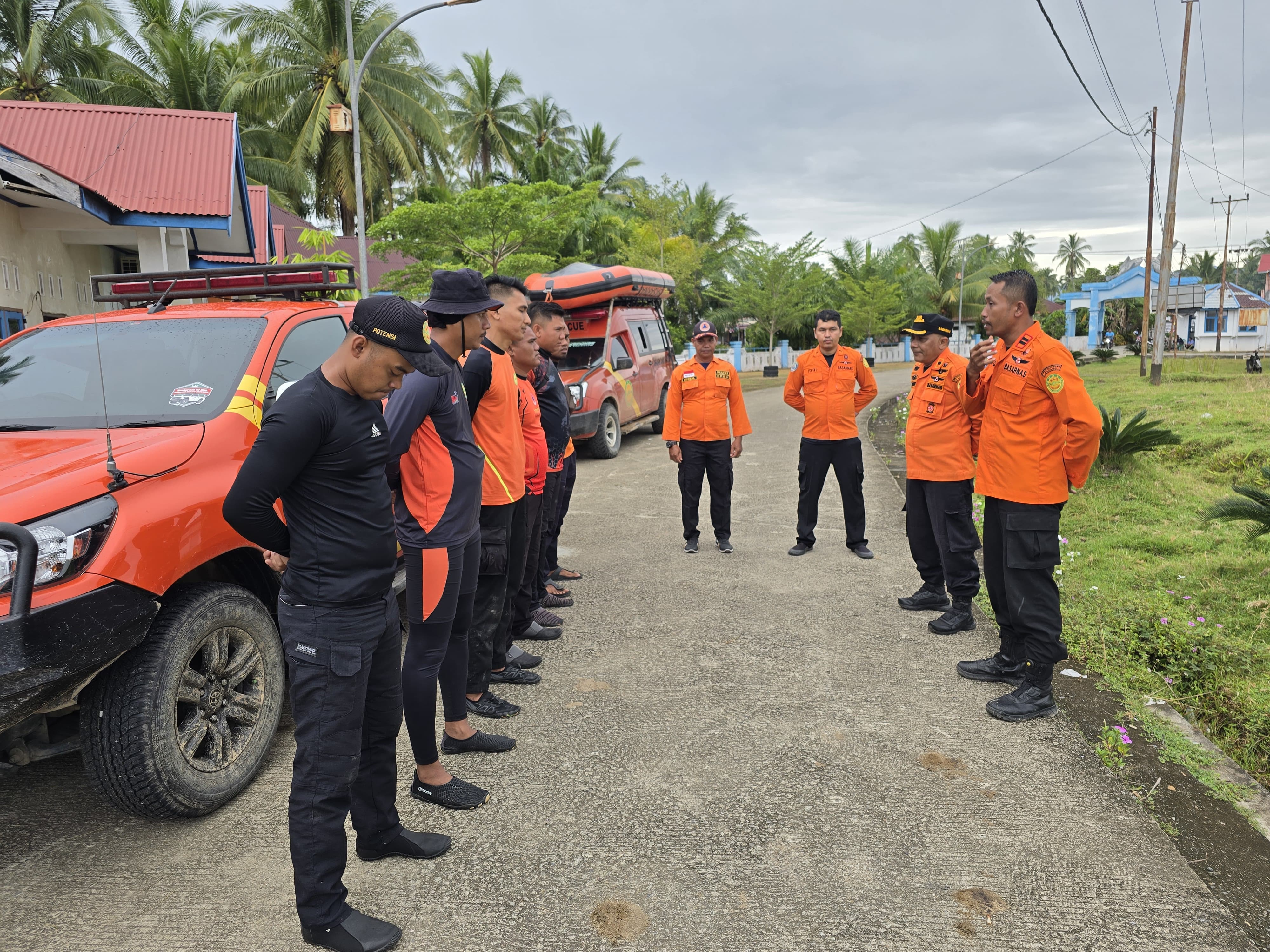 Kantor SAR Kelas A Padang mengerahkan tim Unit Siaga SAR untuk melakukan pencarian warga terseret arus sungai di Nagari Sungai, Kecamatan Silaut, Pesisir Selatan, Sumatera Barat, Rabu (15/1/2025).