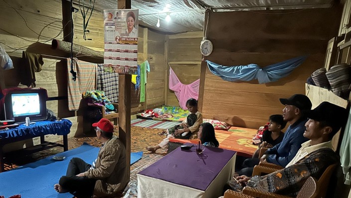 Masyarakat di Desa Ilan Batu Uru, Kabupaten Luwu, Sulawesi Selatan kini dapat menikmati listrik selama 24 jam semenjak PLN membangun infrastruktur kelistrikan.