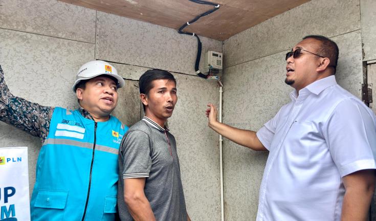Wakil Ketua Komisi VI DPR RI, Andre Rosiade, meresmikan penyalaan listrik untuk warga di Jorong Aia Abu, Nagari Aia Dingin, Kecamatan Lembah Gumanti, Kabupaten Solok, Sumbar, Rabu (15/1/2025).